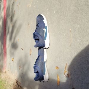 Blue nike arrowz boys size 3Y